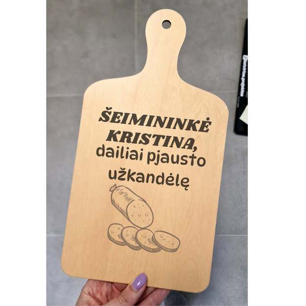 Pjaustymo lentelė ŠEIMININKĖ, DAILIAI PJAUSTO UŽKANDĖLĘ (GALIMA PARINKTI VARDĄ)