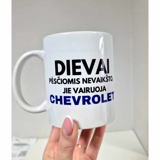 SU DEFEKTU. Puodelis DIEVAI PĖSČIOMIS NEVAIKŠTO, JIE VAIRUOJA CHEVROLET