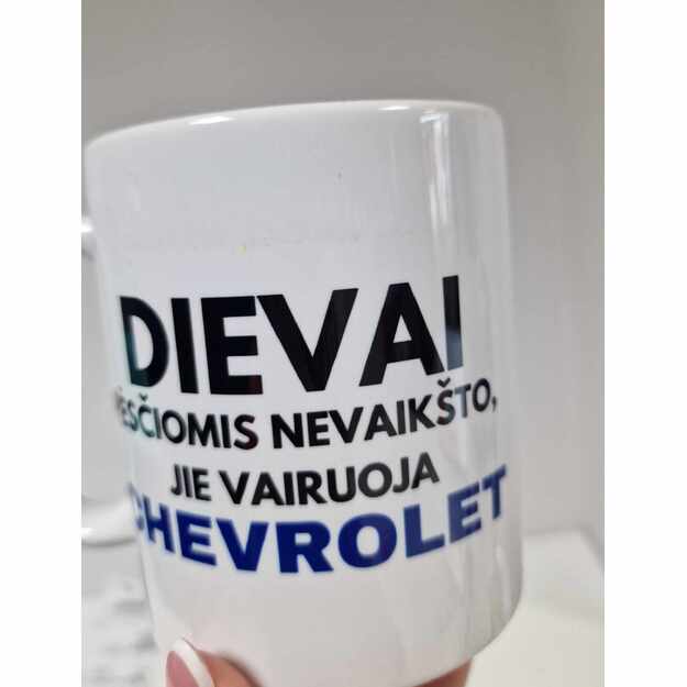 SU DEFEKTU. Puodelis DIEVAI PĖSČIOMIS NEVAIKŠTO, JIE VAIRUOJA CHEVROLET