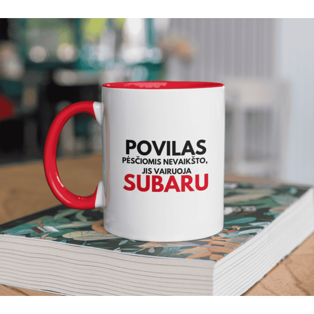 Puodelis POVILAS PĖSČIOMIS NEVAIKŠTO, JIS VAIRUOJA SUBARU (VARDĄ IR AUTOMOBILIO PAVADIMĄ GALIMA RINKTIS)