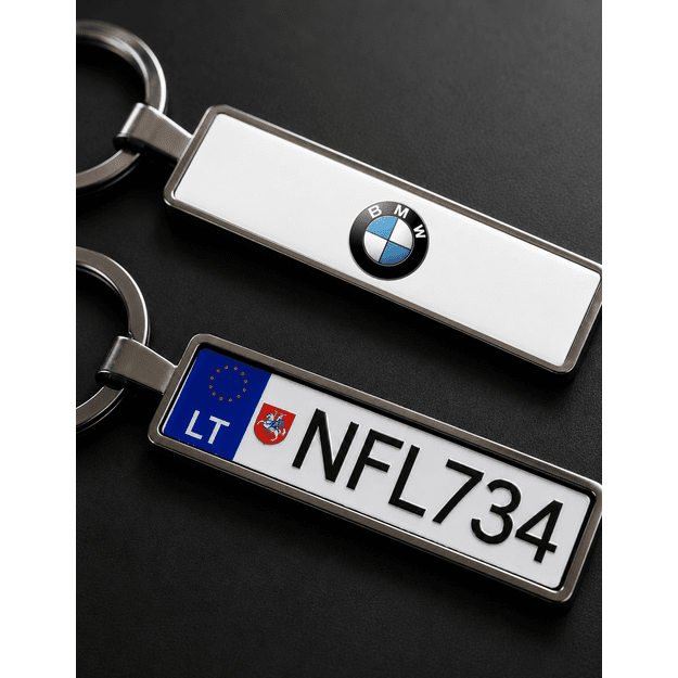 Raktų pakabukas su automobilio numeriu ir norimos markės logotipu
