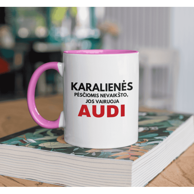 Puodelis KARALIENĖS PĖSČIOMIS NEVAIKŠTO, JOS VAIRUOJA AUDI (AUTOMOBILIO PAVADIMĄ GALIMA RINKTIS)