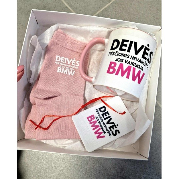 Dovanų rinkinys DEIVĖS PĖSČIOMIS NEVAIKŠTO. JOS VAIRUOJA BMW (AUTOMOBILIO PAVADINIMĄ GALIMA PASIRINKTI)