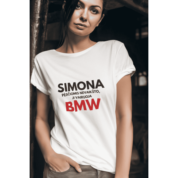 Moteriški marškinėliai SIMONA PESČIOMIS NEVAIKŠTO, JI VAIRUOJA BMW (VARDĄ IR MARKĘ GALIMA PASIRINKTI)