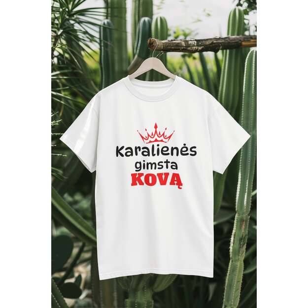 UNISEX marškinėliai KARALIENĖS GIMSTA KOVĄ (MĖNESĮ GALIMA PASIRINKTI)
