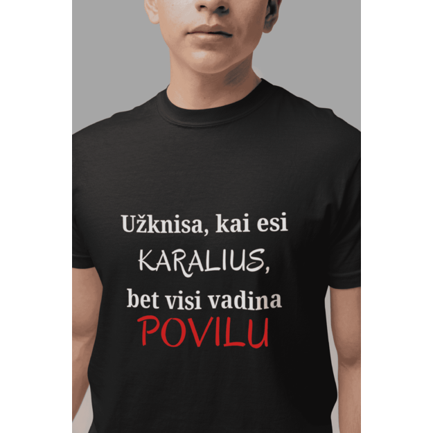 Vyriški marškinėliai UŽKNISA, KAI ESI KARALIUS, BET VISI VADINA POVILU (VARDĄ GALIMA PASIRINKTI)