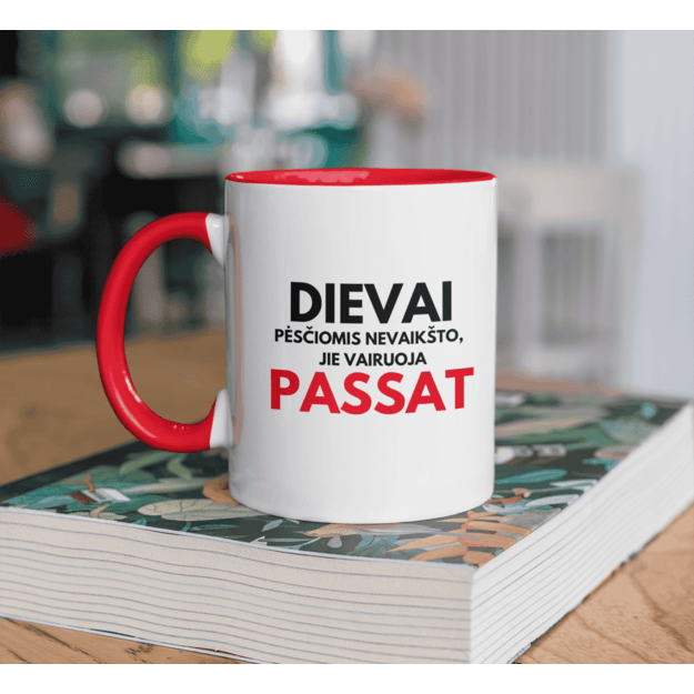 Puodelis DIEVAI PĖSČIOMIS NEVAIKŠTO, JIE VAIRUOJA PASSAT (AUTOMOBILIO PAVADIMĄ GALIMA RINKTIS)