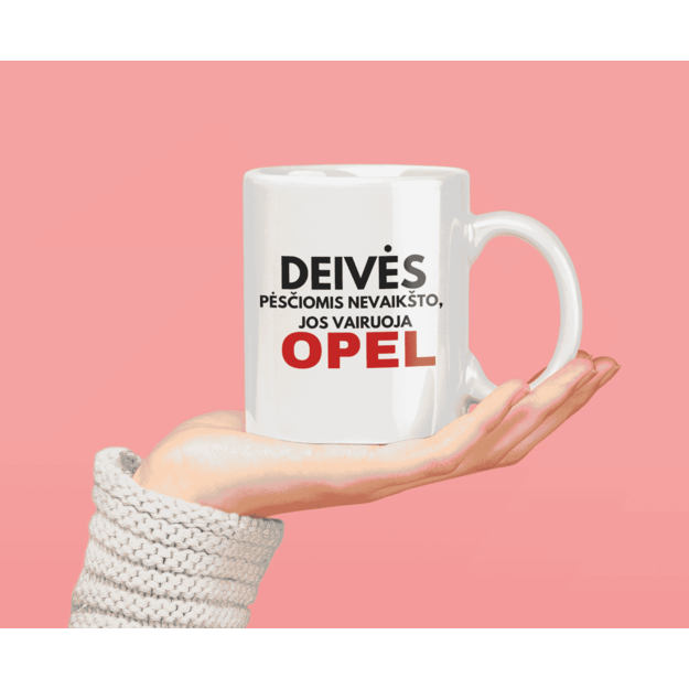 Puodelis DEIVĖS PĖSČIOMIS NEVAIKŠTO, JOS VAIRUOJA OPEL (AUTOMOBILIO PAVADIMĄ GALIMA RINKTIS)