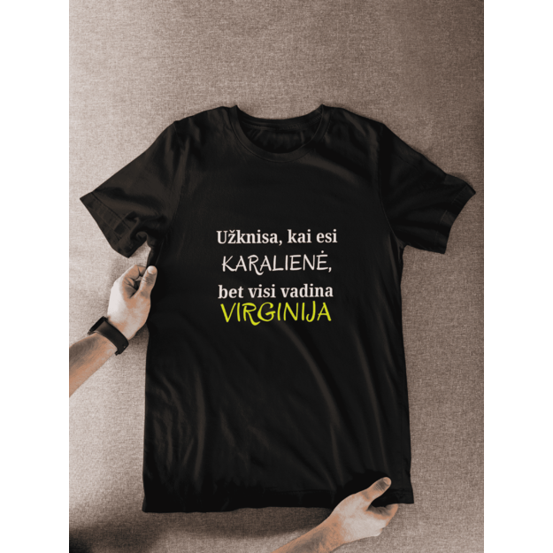 UNISEX  marškinėliai UŽKNISA, KAI ESI KARALIENĖ, BET VISI VADINA VIRGINIJA (SU JŪSŲ NORIMU VARDU)