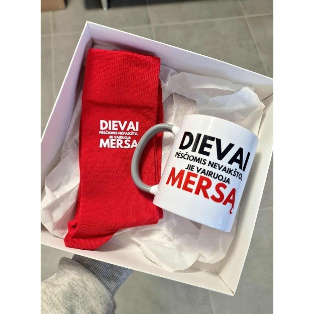 Dovanų rinkinys DIEVAI PĖSČIOMIS NEVAIKŠTO. JIE VAIRUOJA MERSĄ (AUTOMOBILIO PAVADINIMĄ GALIMA PASIRINKTI)