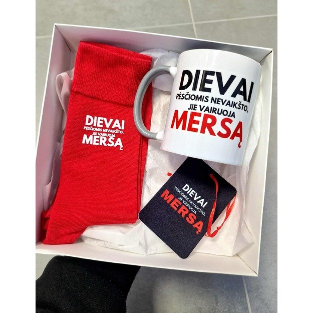 Dovanų rinkinys DIEVAI PĖSČIOMIS NEVAIKŠTO. JIE VAIRUOJA MERSĄ (AUTOMOBILIO PAVADINIMĄ GALIMA PASIRINKTI)