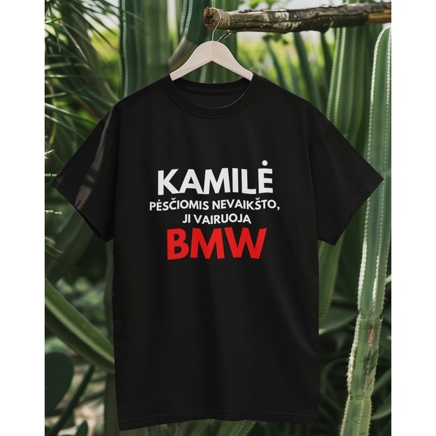 UNISEX  marškinėliai KAMILĖ PESČIOMIS NEVAIKŠTO, JI VAIRUOJA BMW (VARDĄ IR MARKĘ GALIMA PASIRINKTI)