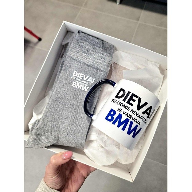 Dovanų rinkinys DIEVAI PĖSČIOMIS NEVAIKŠTO. JIE VAIRUOJA BMW (AUTOMOBILIO PAVADINIMĄ GALIMA PASIRINKTI)
