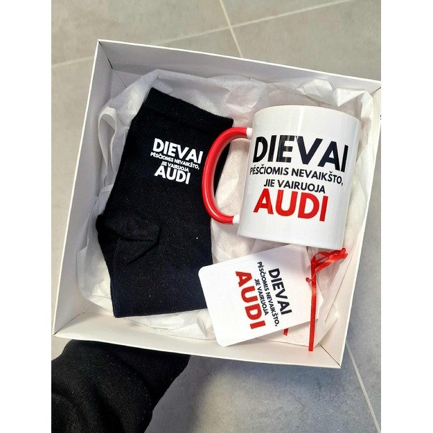 Dovanų rinkinys DIEVAI PĖSČIOMIS NEVAIKŠTO. JIE VAIRUOJA AUDI (AUTOMOBILIO PAVADINIMĄ GALIMA PASIRINKTI)