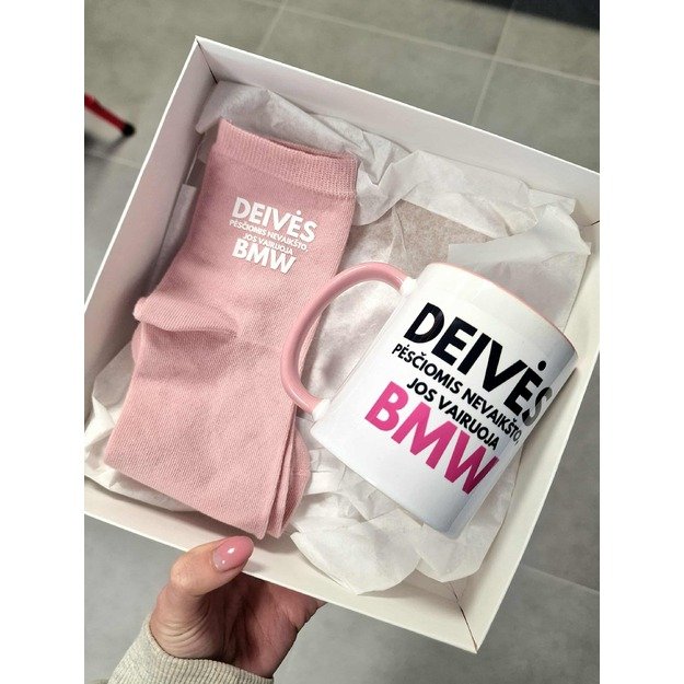 Dovanų rinkinys DEIVĖS PĖSČIOMIS NEVAIKŠTO. JOS VAIRUOJA BMW (AUTOMOBILIO PAVADINIMĄ GALIMA PASIRINKTI)