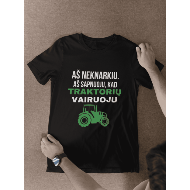 Vyriški marškinėliai AŠ NEKNARKIU, AŠ SAPNUOJU, KAD TRAKTORIŲ VAIRUOJU