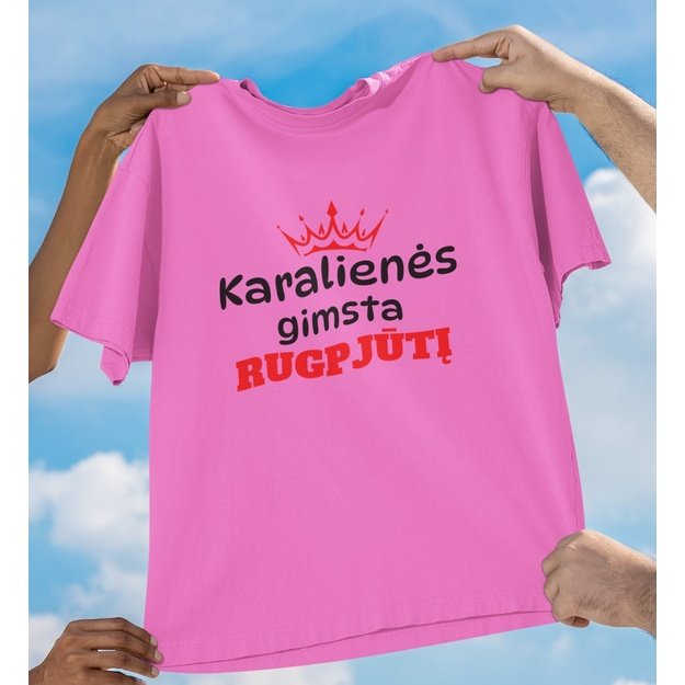 Unisex marškinėliai KARALIENĖS GIMSTA RUGPJŪTĮ (GALIMAS IR KITAS MĖNESIO PAVADINIMAS)