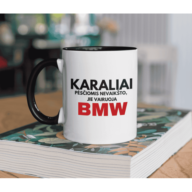 Puodelis KARALIAI PĖSČIOMIS NEVAIKŠTO, JIE VAIRUOJA BMW (AUTOMOBILIO PAVADIMĄ GALIMA RINKTIS)
